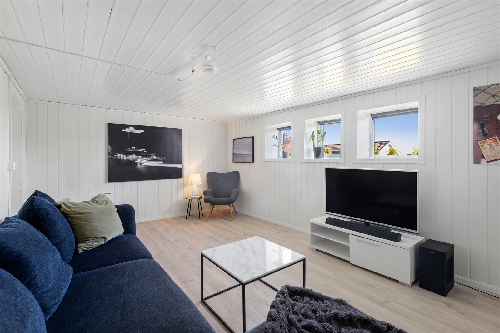 Rommet har laminat på gulvet og panel på veggene. Galleribilde