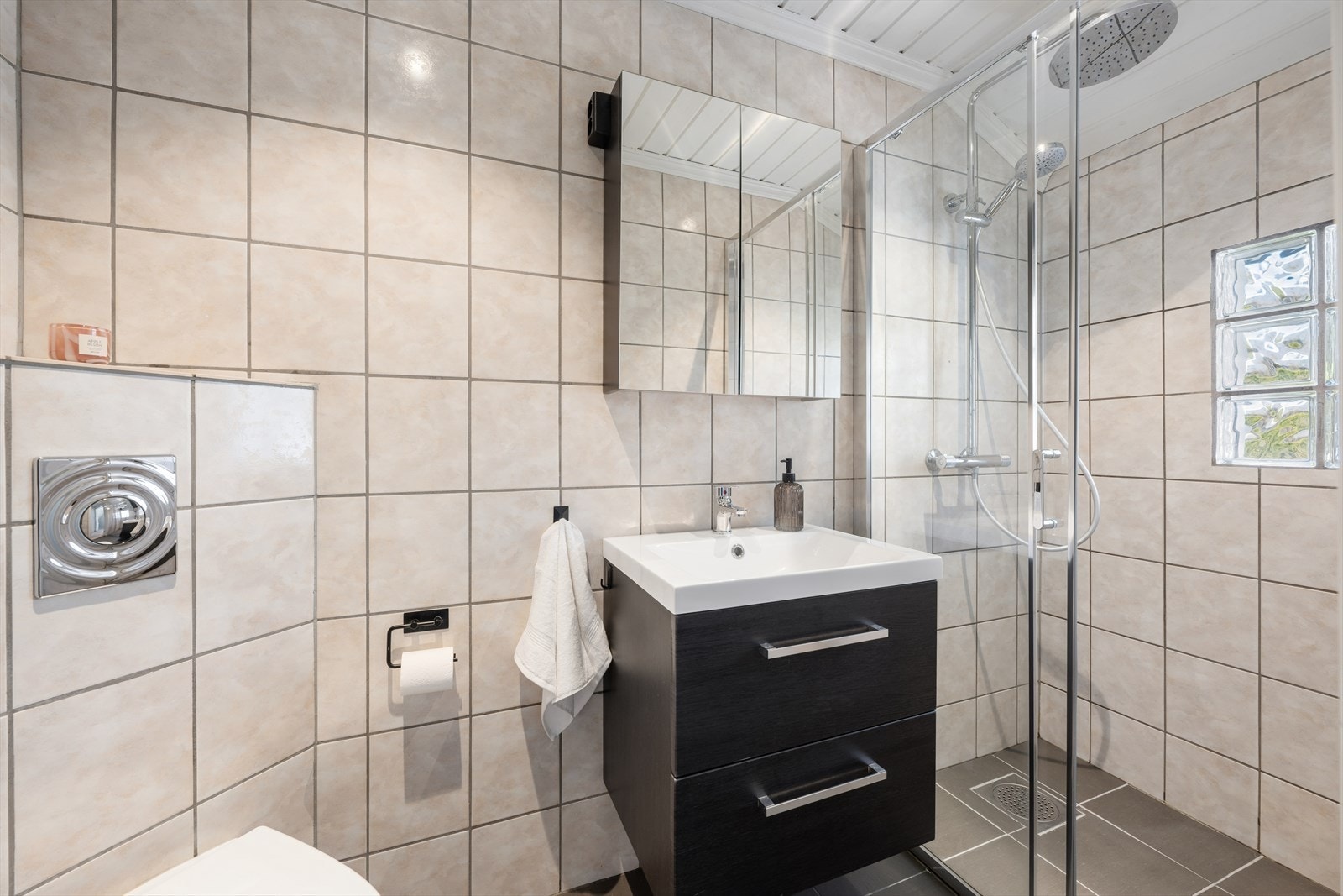 Badet har flislagt gulv med elektriske varmekabler og vegghengt toalett. Galleribilde