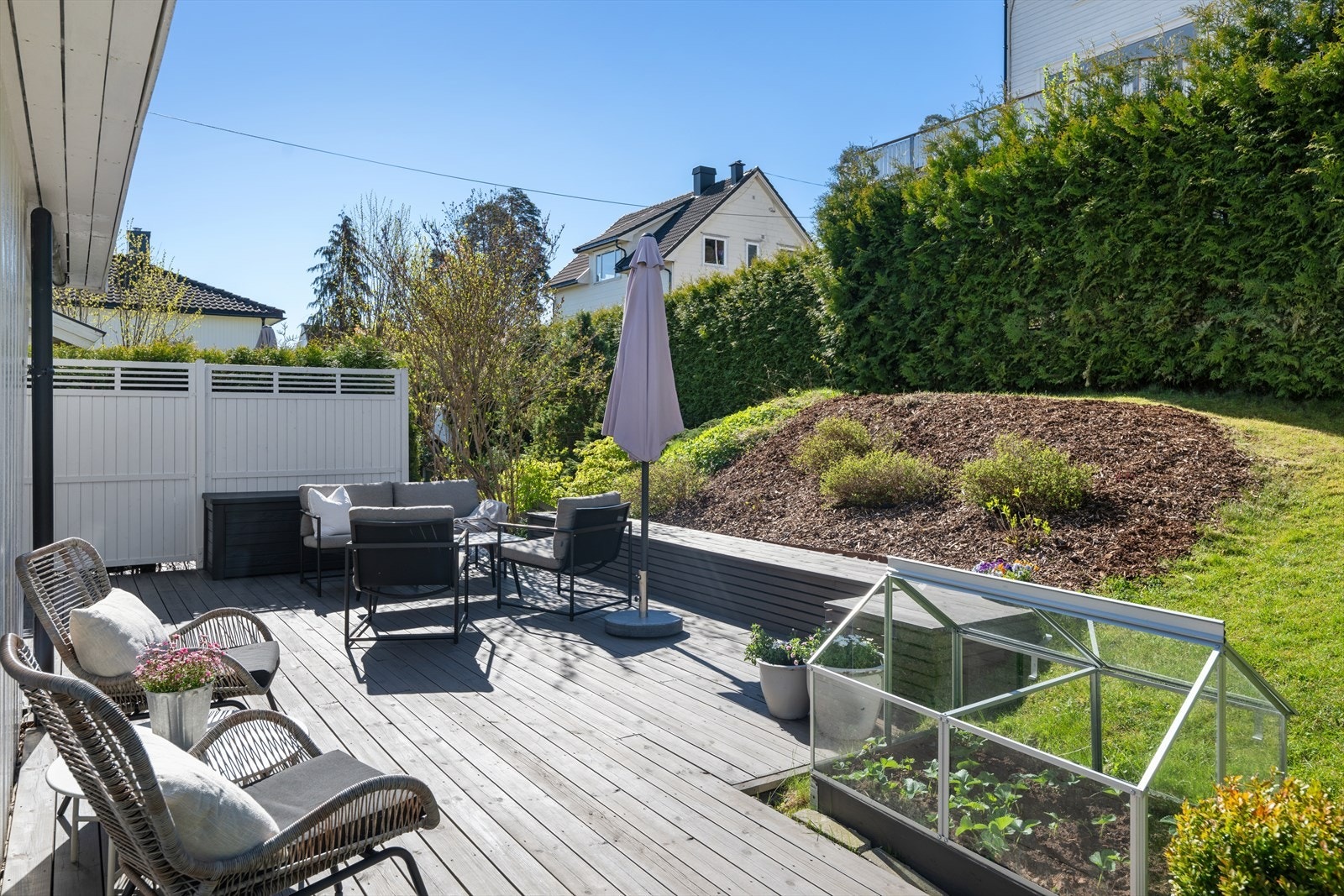 Den vestvendte terrassen har gode solforhold og god plass til utemøbler. Galleribilde