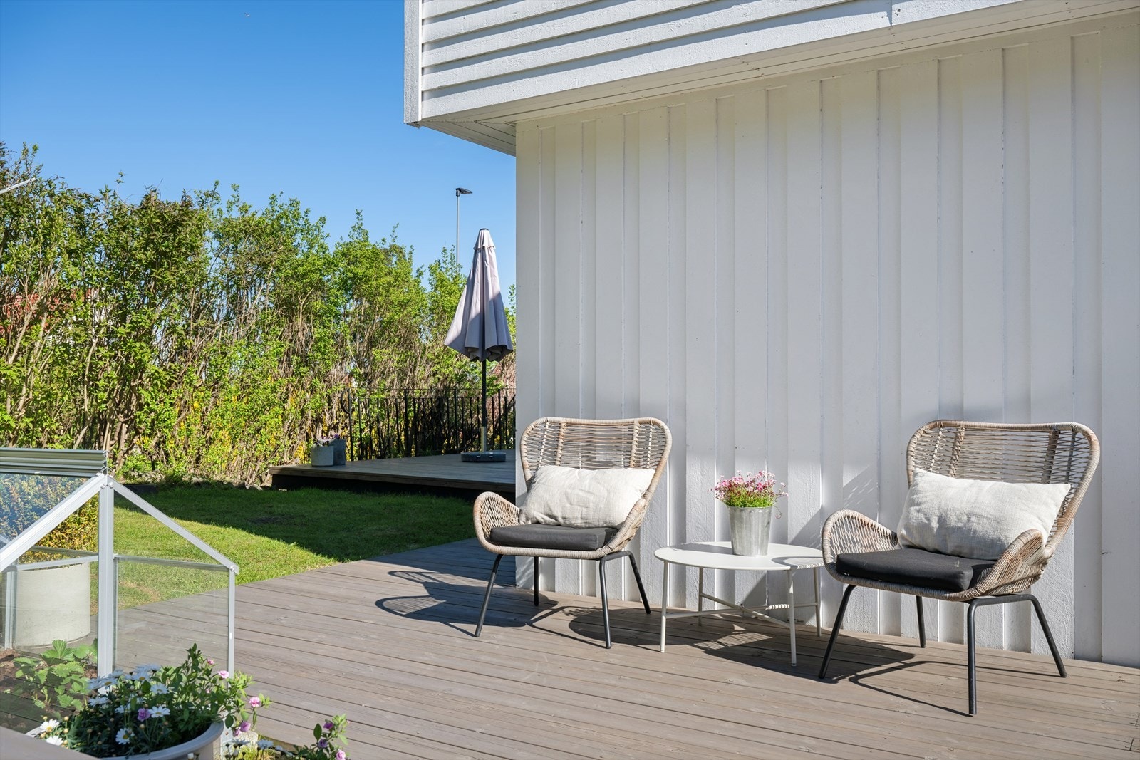 Den store terrassen har rikelig med plass for flere sittegrupper og beplantning. Galleribilde