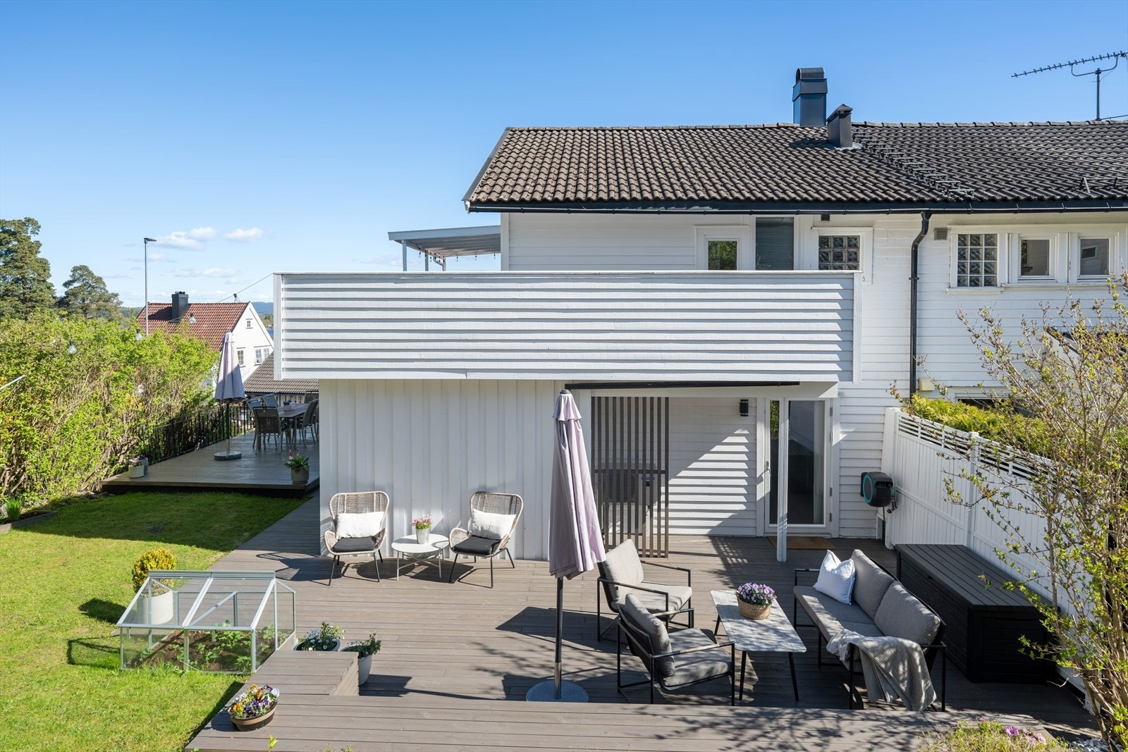 Boligen har flere gode uteplasser, med et samlet terrasse- og balkongareal på hele 96 m². Galleribilde