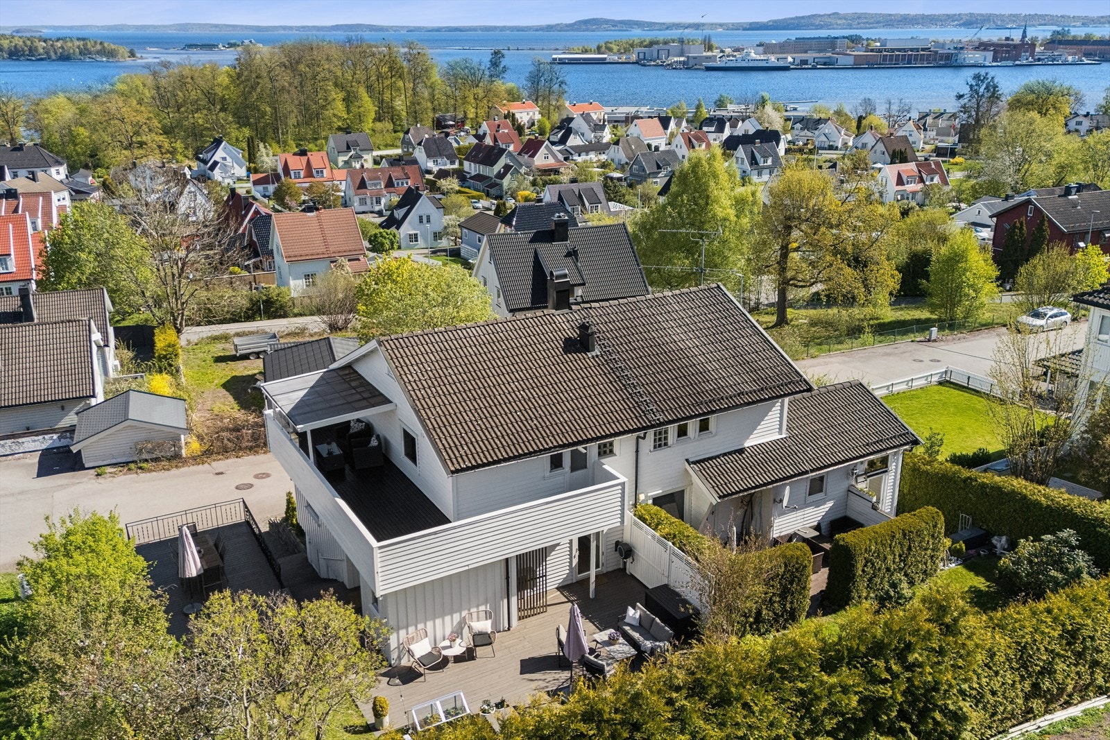 Et overblikk over eiendommen som viser de mange og store uteplassene. Galleribilde