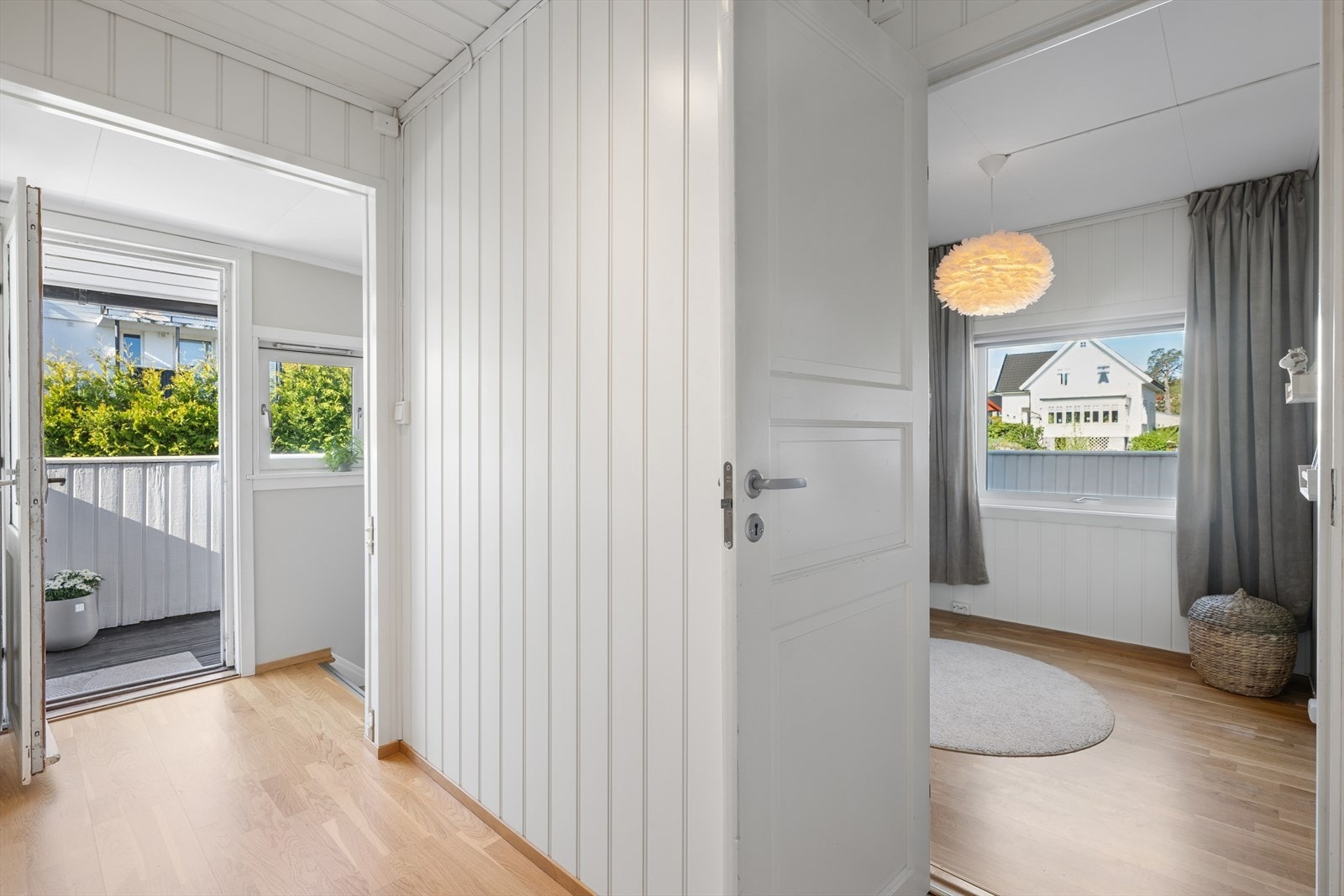 Fra gangen i 2.etasje er det adkomst til soverommene, badet og en stor balkong. Galleribilde