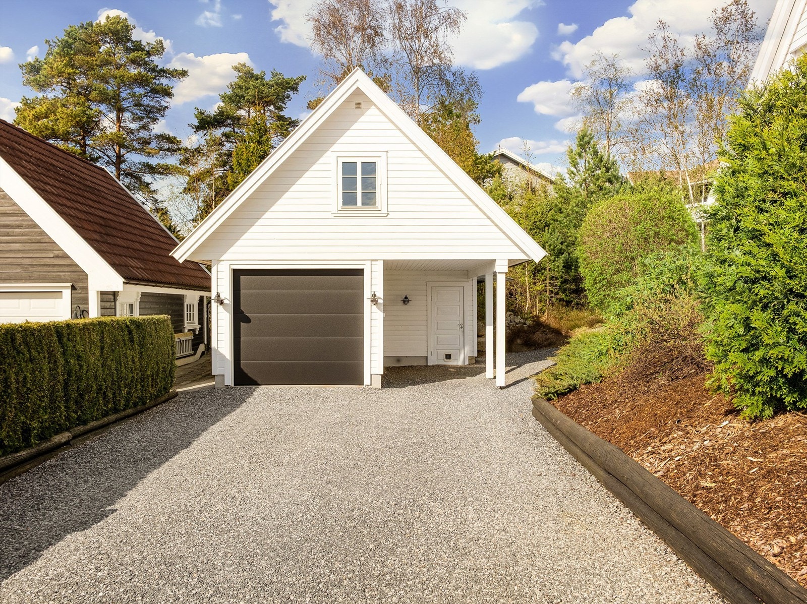 Garasjen er en modell av Grimstad Garasjene og ble oppført i 2003, med carport og lagringsloft. Galleribilde