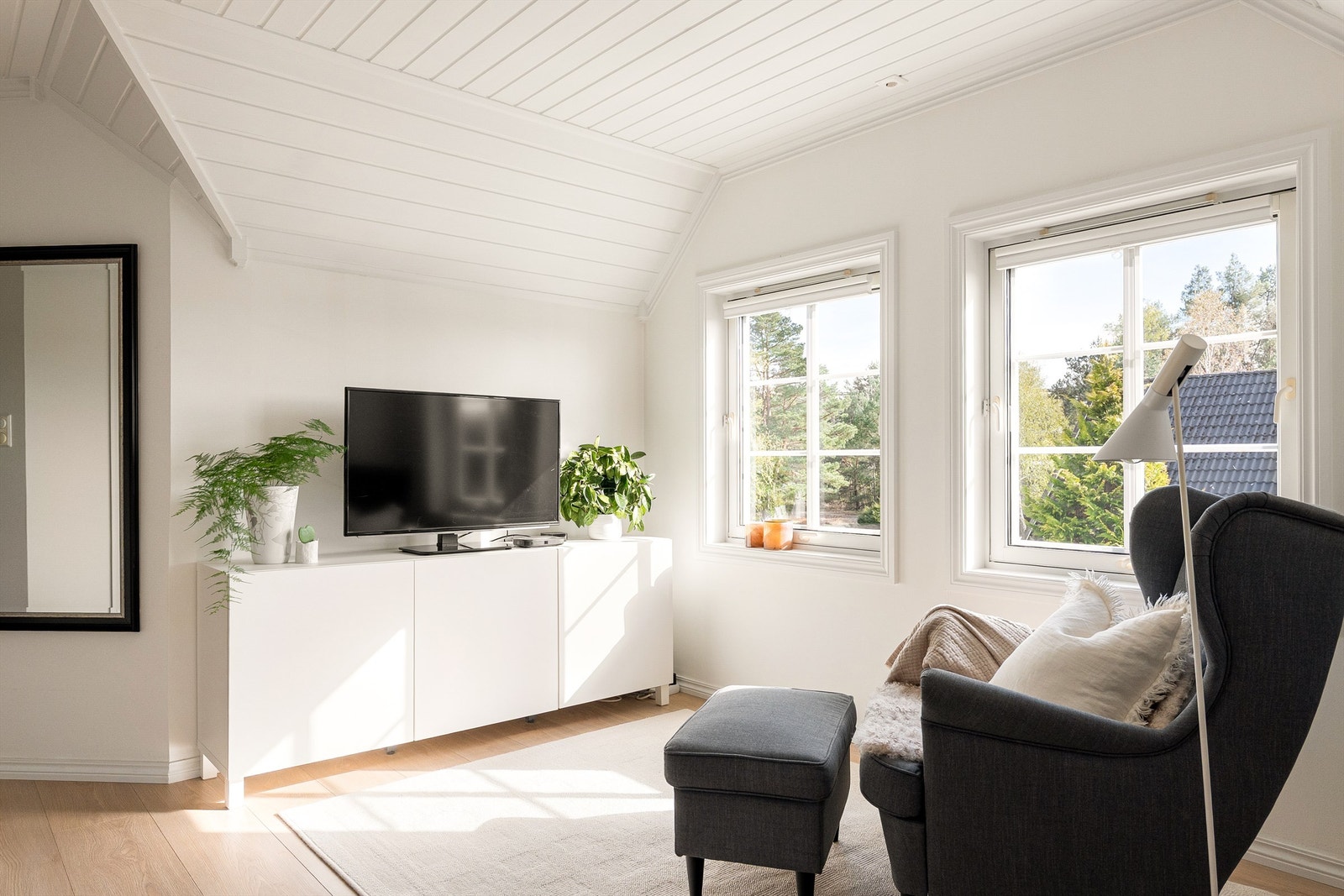 Lysforholdene er vel så gode i loftstuen som i stuen under. Galleribilde