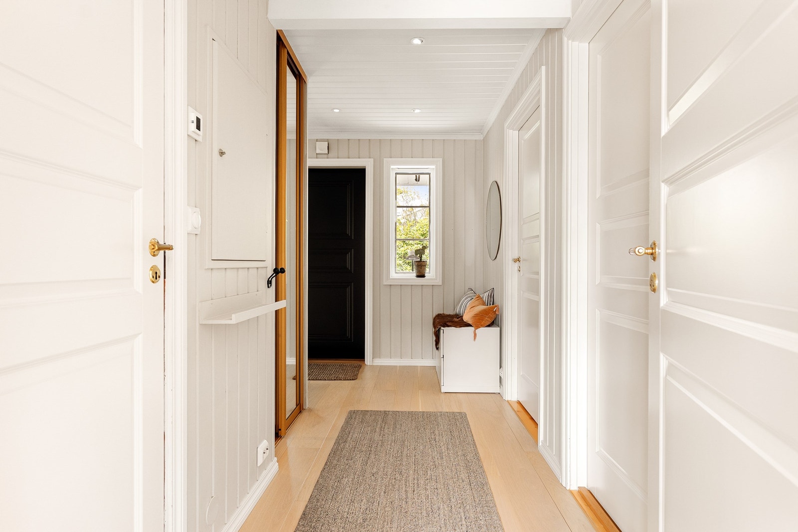 Varmtvannsbereder står i teknisk bod under trappen, vis á vis badet. Galleribilde