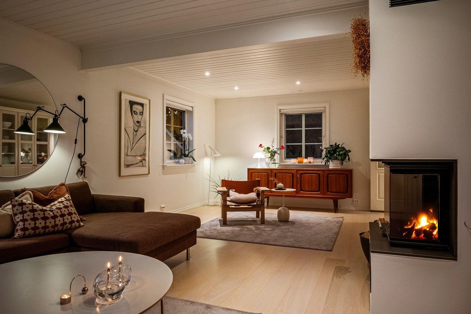 I stuen er den lekre hjørnepeisen et like dekorativt og stemningsfremmende element i stuen som den er varmende. Galleribilde