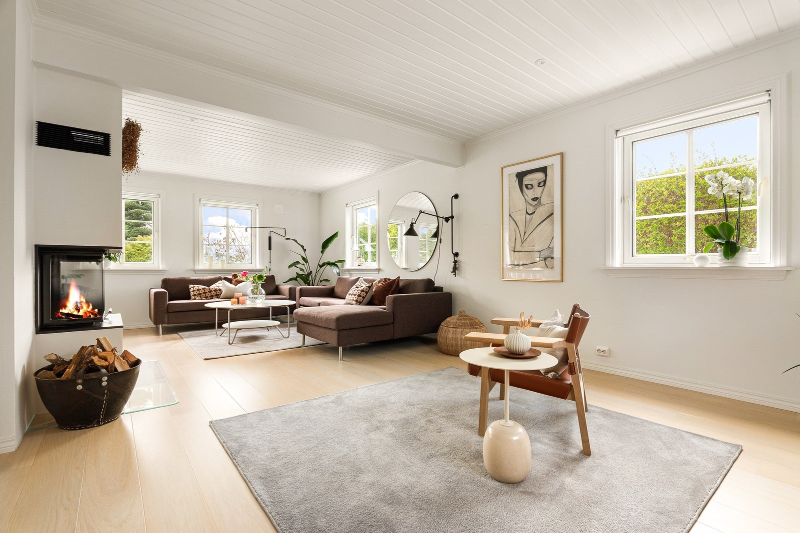 Flere vinduer mot sør og vest fyller stuen med naturlig lys, dagen gjennom. Galleribilde