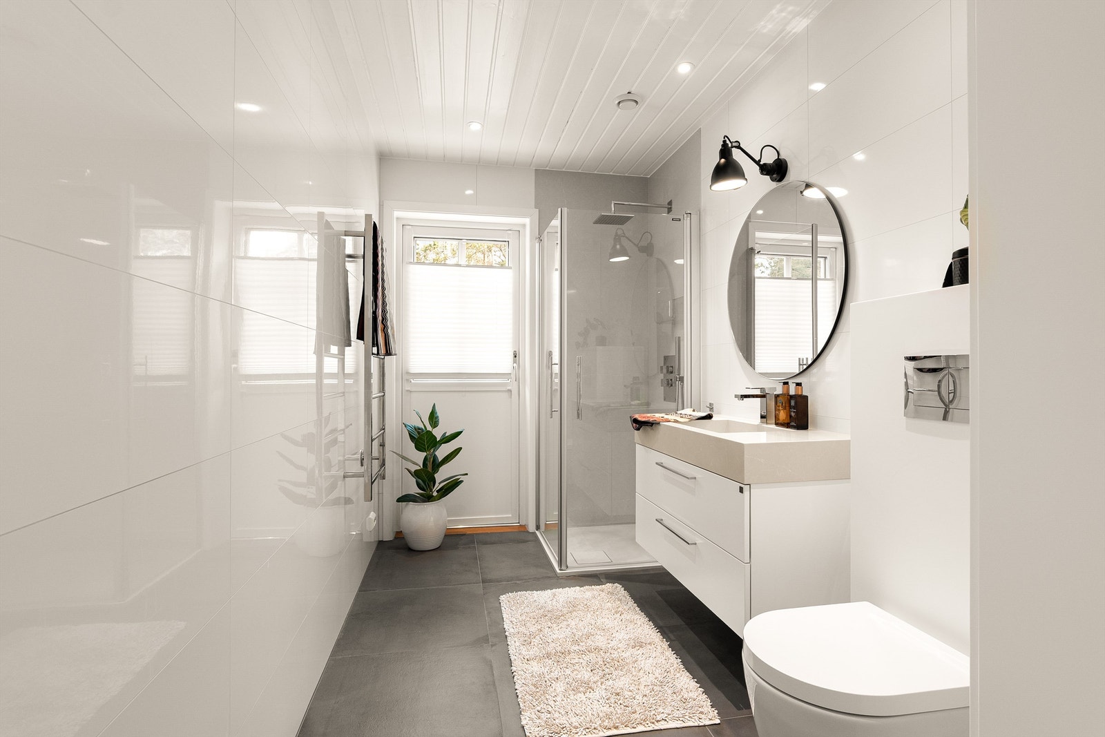 Badet i første etasje ble i 2020 bygget opp på nytt fra bunnen av. Gulv og vegger er utført med fliser. Galleribilde