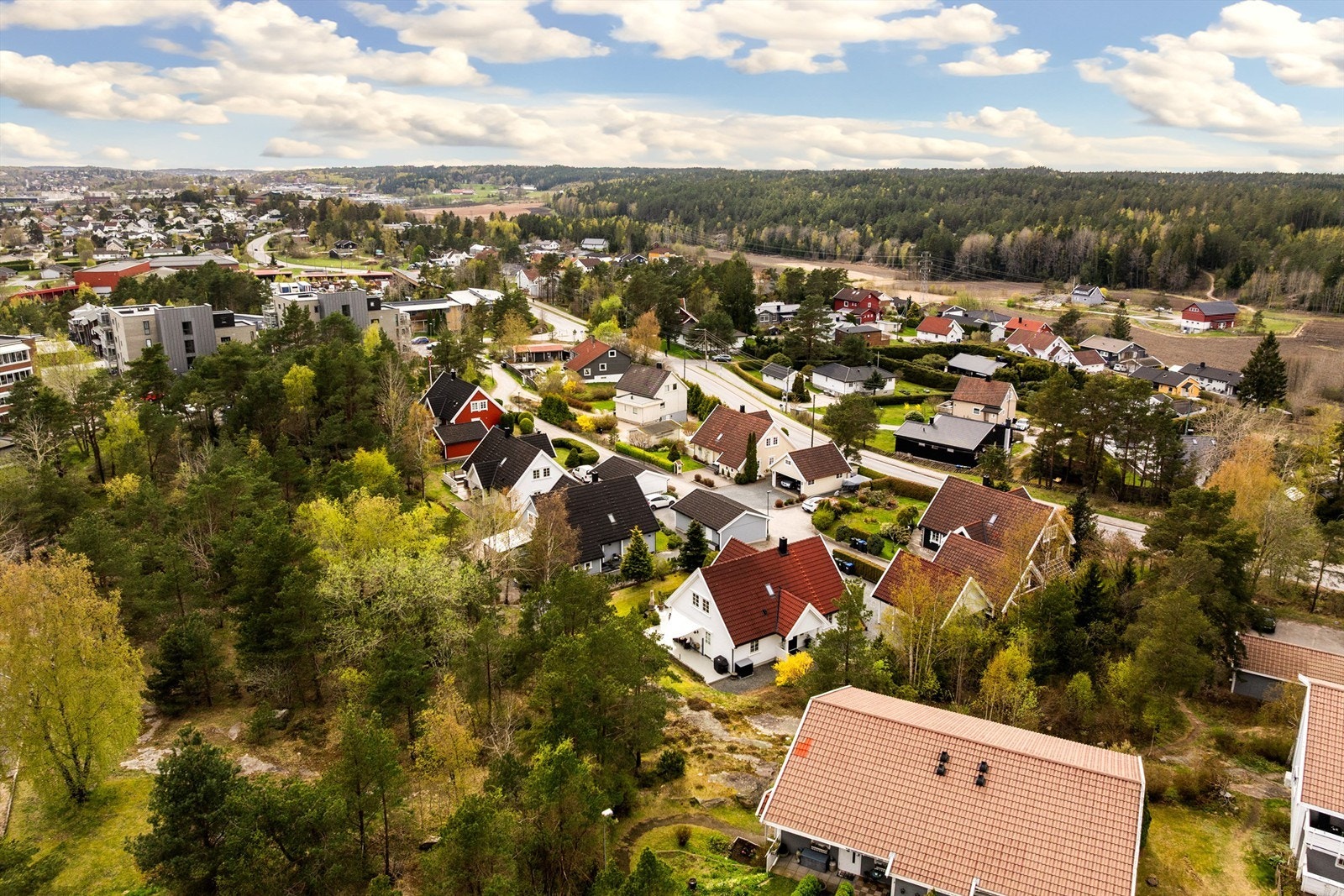 Fra Vallefaret er det gangavstand til både barneskole og ungdomsskole. Kun kort vei er det også til Fredrikstadmarka. Galleribilde