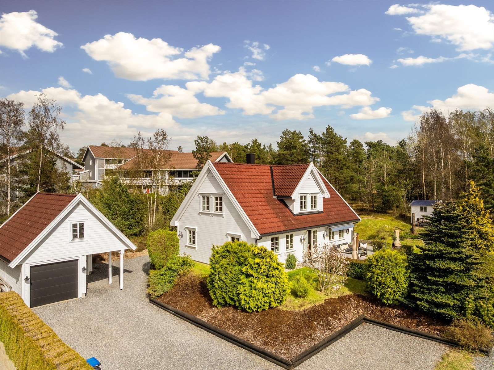 Utenom garasjen er det flere biloppstillingsmuligheter på den romslige gårdsplassen. Her er det også plass for tilhenger eller båt i vinteropplag. Galleribilde