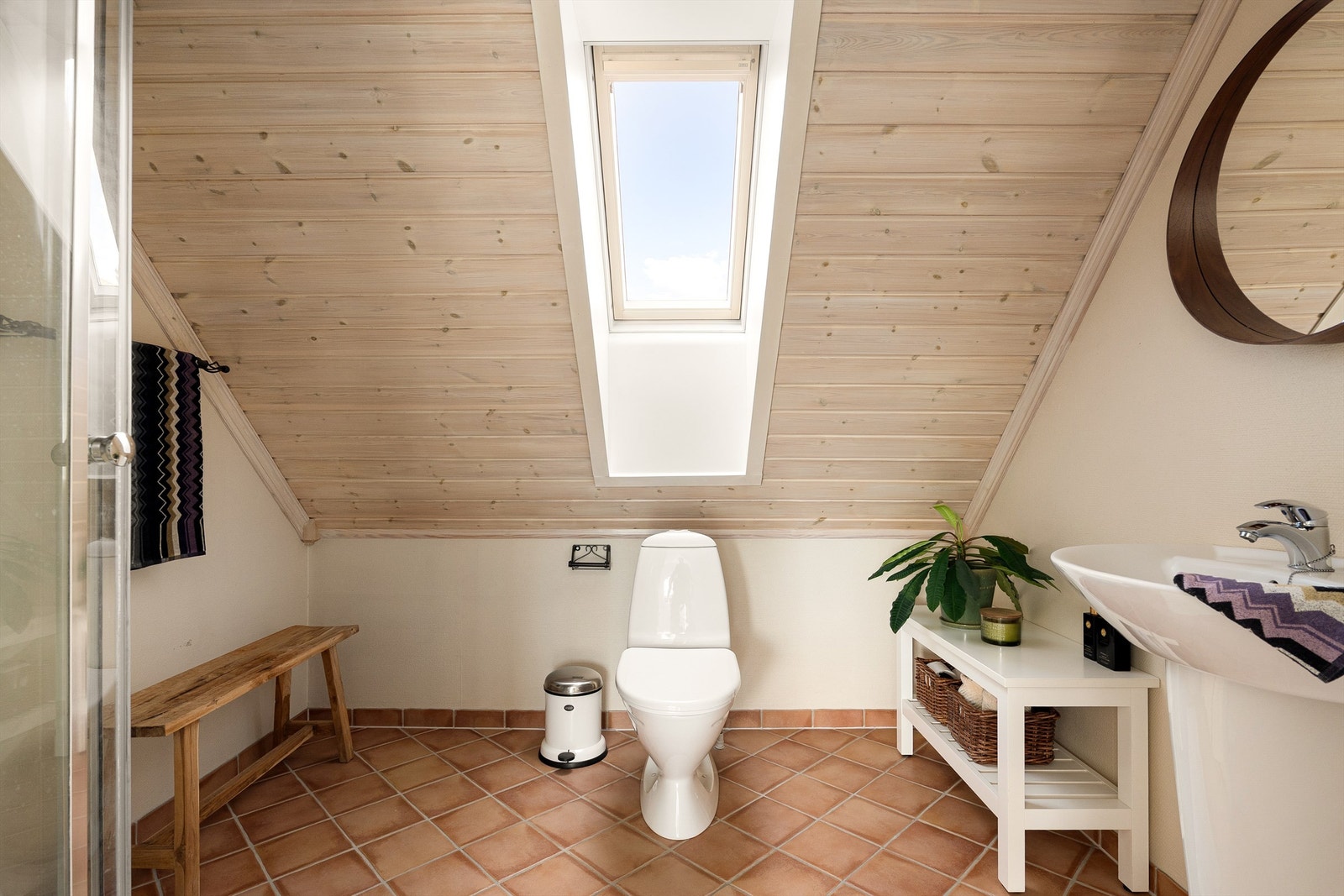 Badet i i andre etasje er fra boligens byggeår. Galleribilde