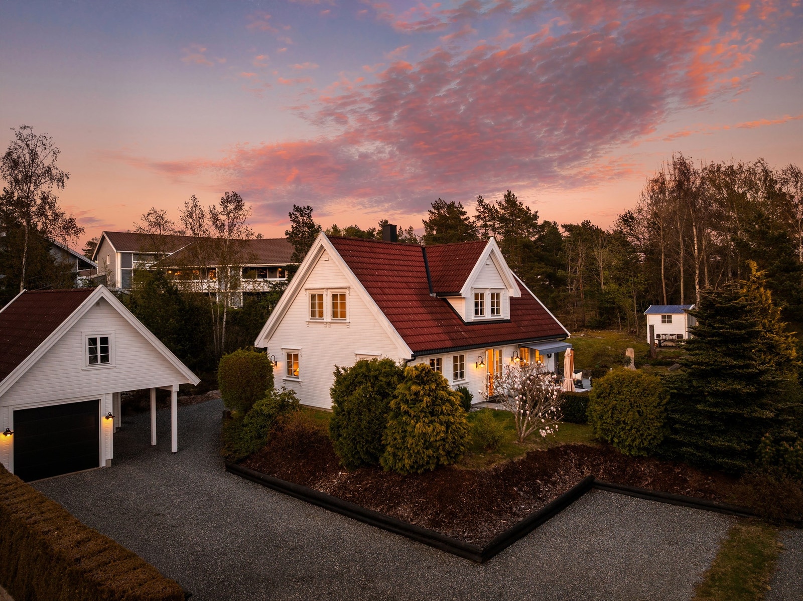 Velkommen til Vallefaret 7 - en praktisk, romslig og familievennlig enebolig av modellen Lykkebo fra Block Watne, oppført i 2000. Galleribilde