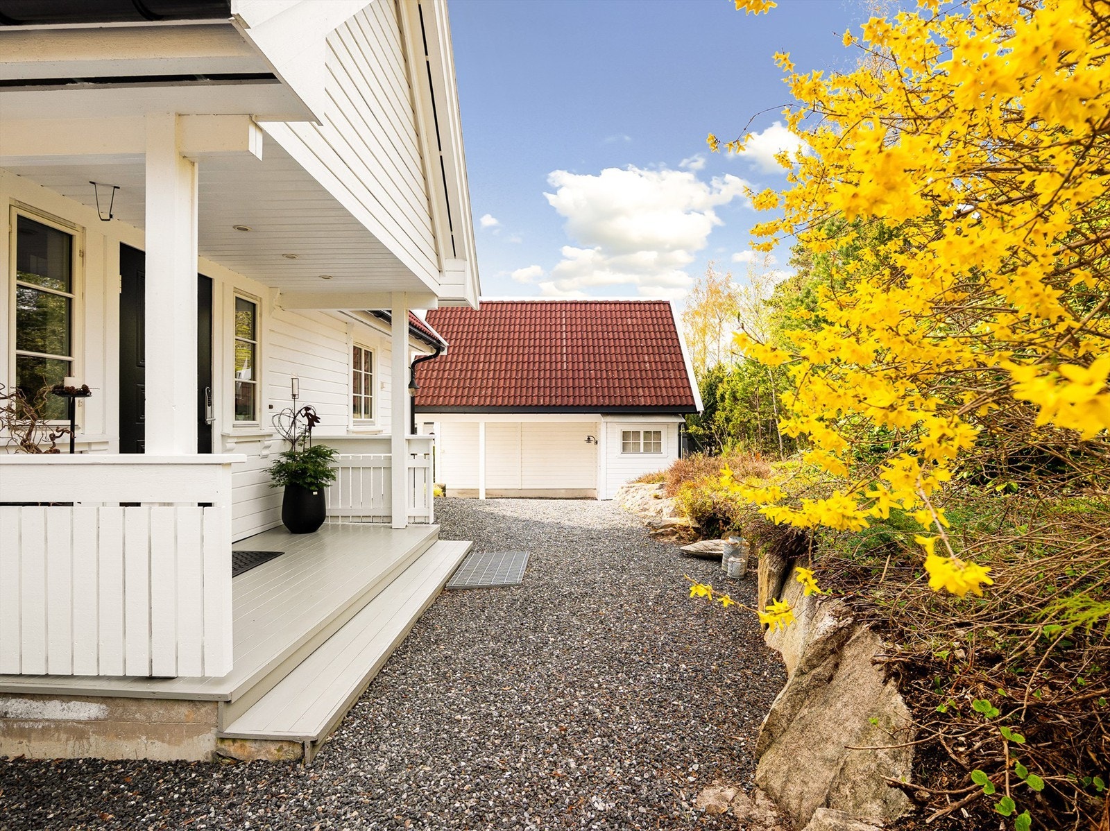 Fra inngangspartiet er det få skritt over til garasje og carport. Galleribilde