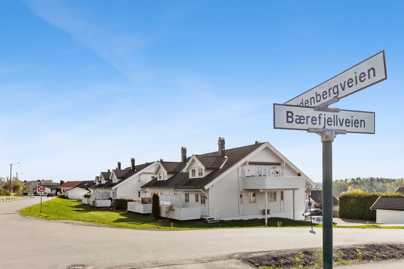 Beliggenheten er sentral i et etablert og trygt boligområde. Galleribilde