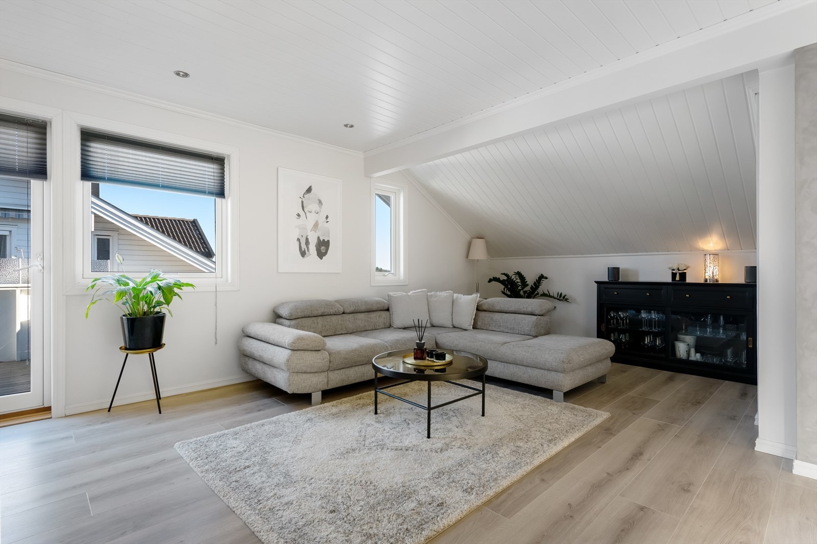 Vinduer og balkongdør ble skiftet i 2017, og bidrar til et lyst og trivelig oppholdsrom. Galleribilde