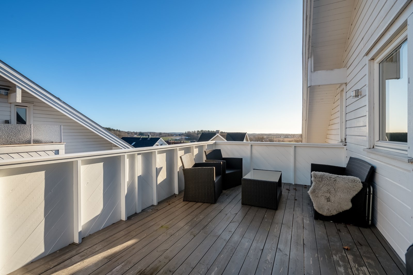 Fra stuen er det utgang til en romslig balkong på ca. 17 m². Her er det god plass til en utendørs sittegruppe. Galleribilde
