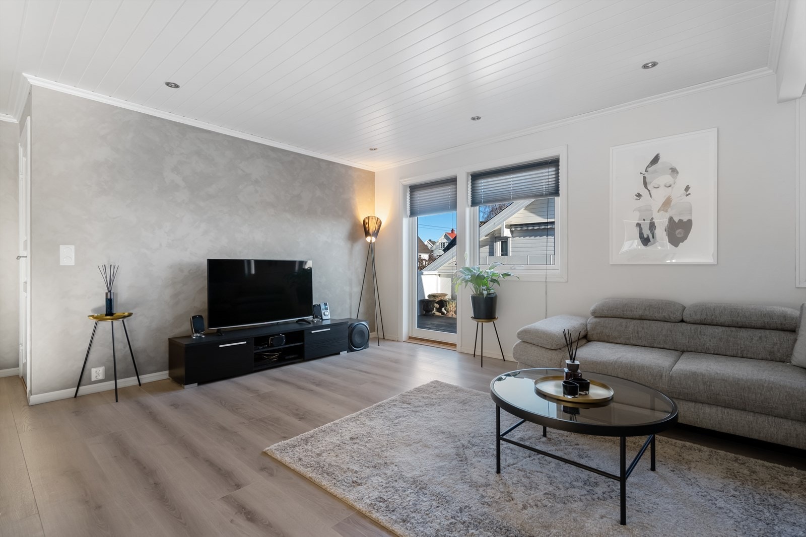 Gjennomgående trepanel i himling skaper en helhetlig og lun atmosfære. Galleribilde