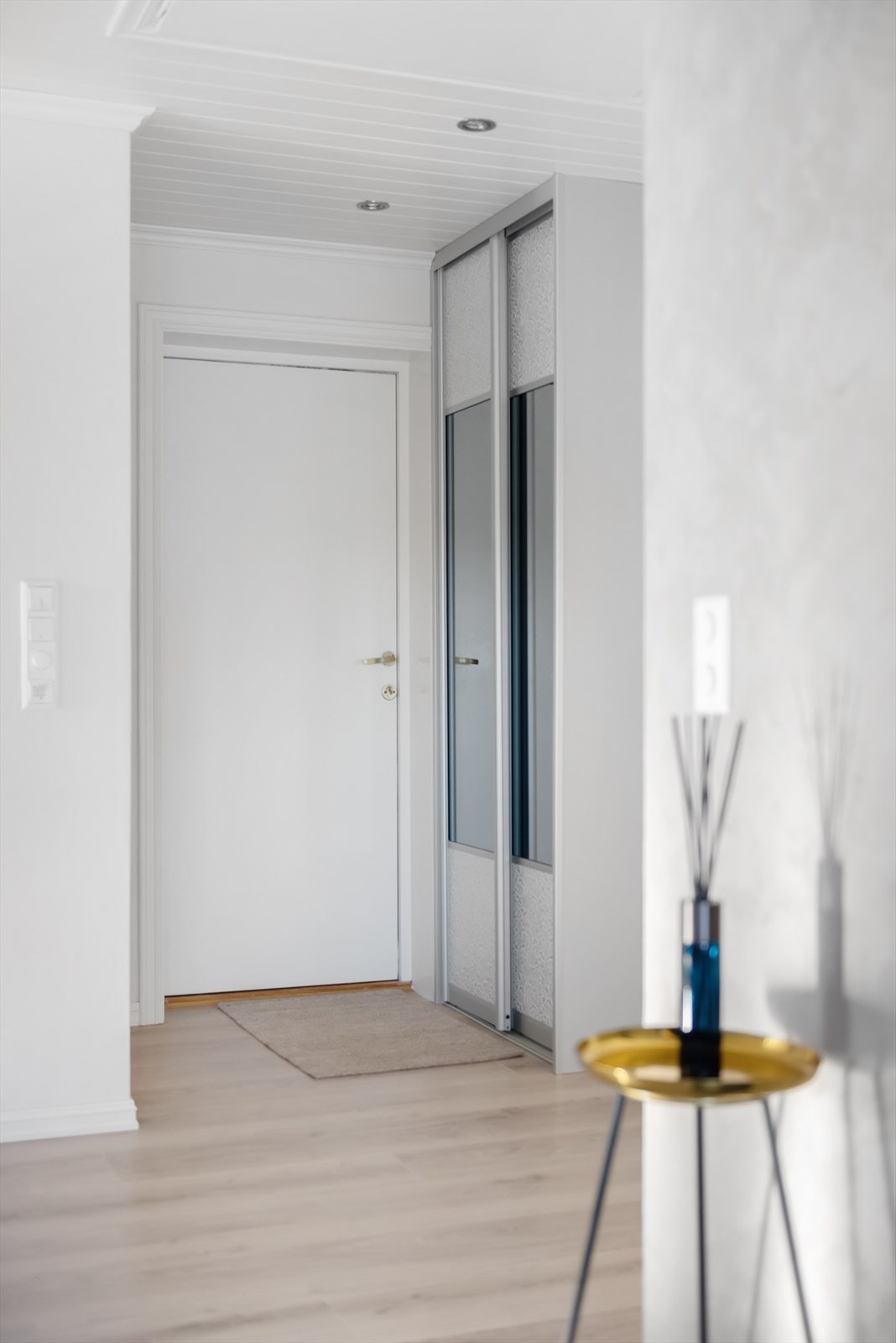 Entréen ønsker velkommen med god plass og et innebygd garderobeskap for effektiv oppbevaring. Galleribilde