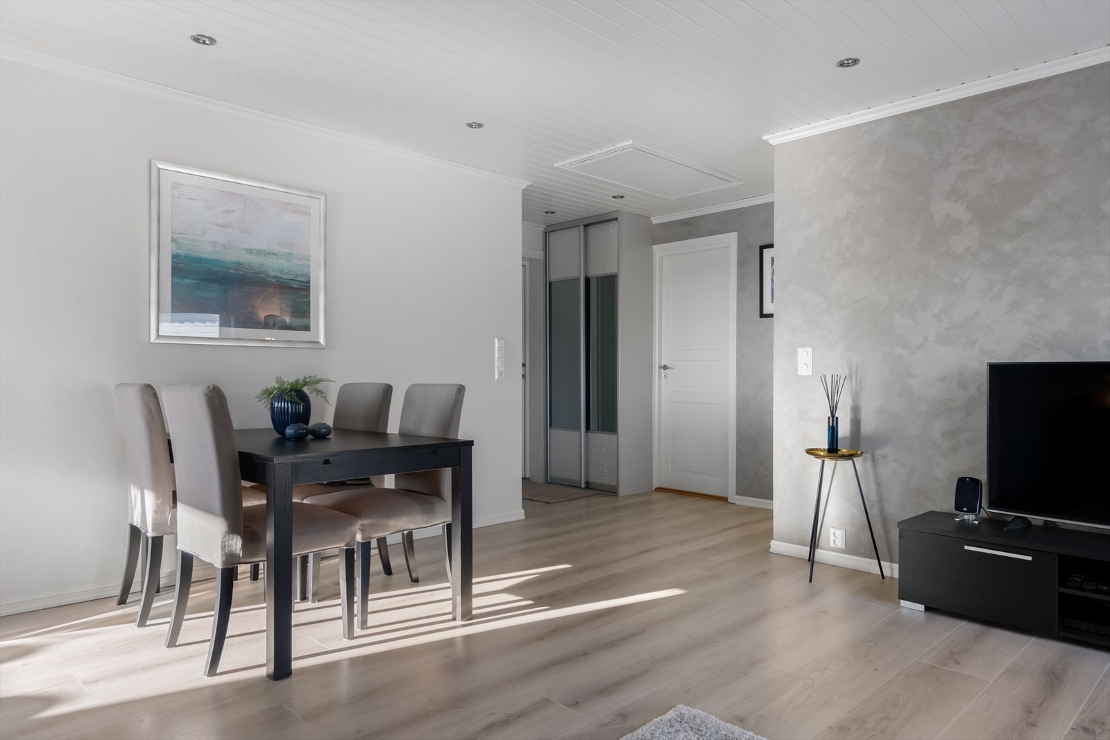 Stuen er leilighetens samlingspunkt, med god plass til både spisebord og sofagruppe. Galleribilde