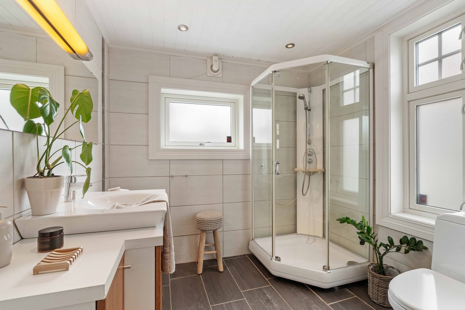 Badet i første etasje ble oppgradert i 2004 og har flislagt gulv med gulvvarme, samt flislagte vegger. Galleribilde