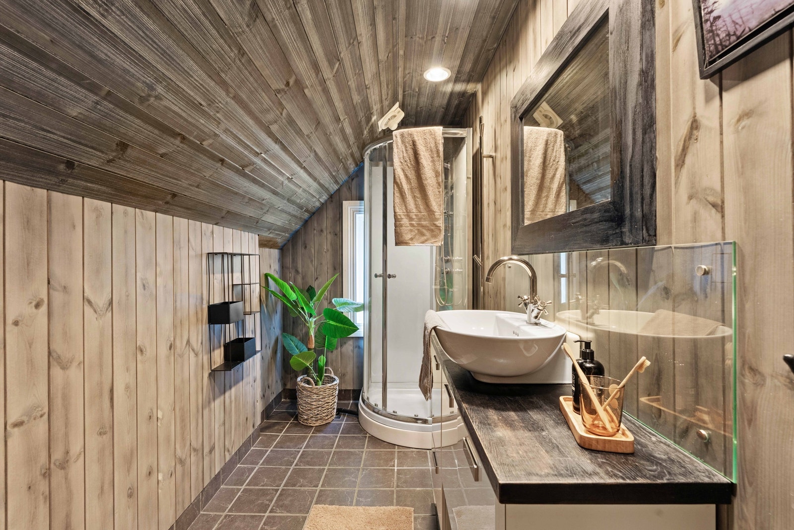 Badet i andre etasje ble oppgradert i 2005. Her er det flislagt gulv med gulvvarme og panel på vegger og i himling. Galleribilde