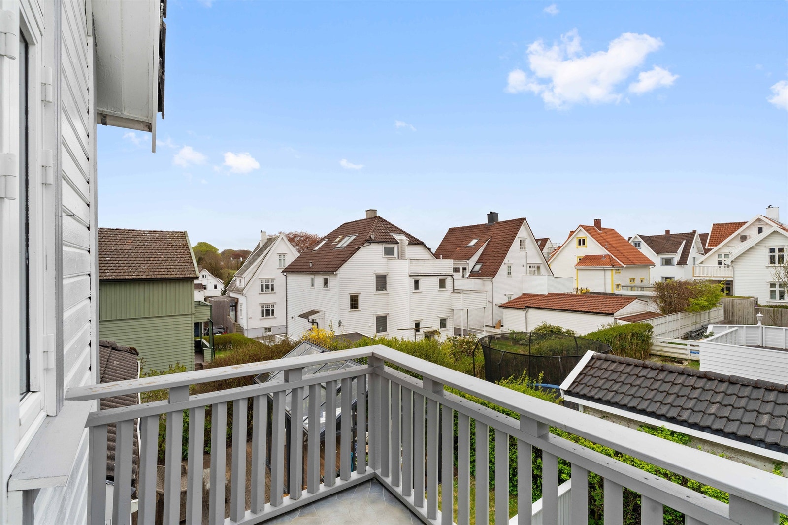 Fra balkongen i andre etasje har man utsikt over det rolige nabolaget. Herfra er det gangavstand til Stavanger sentrum på ca. 10/15 min. Galleribilde