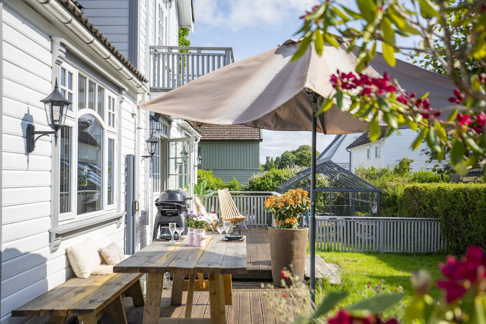 En hyggelig utvendig spiseplass i tilknytning til stuen. Galleribilde