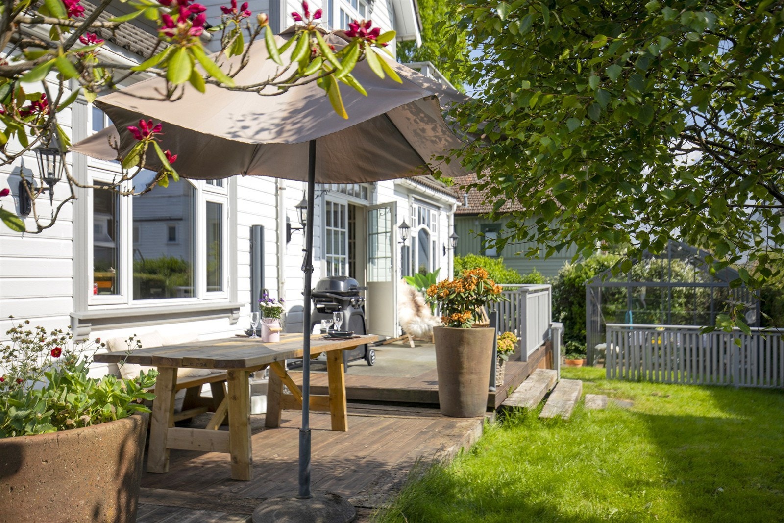 Fra terrassen er det fin utsikt over den private hagen. Galleribilde