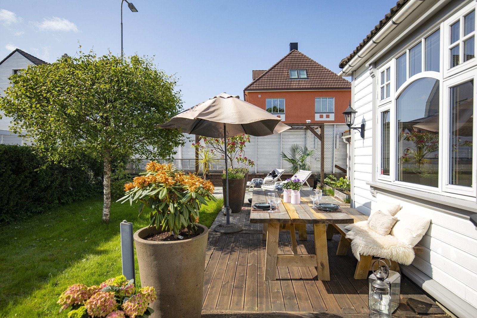 En hyggelig spiseplass på terrassen, med god plass til gjester. Galleribilde