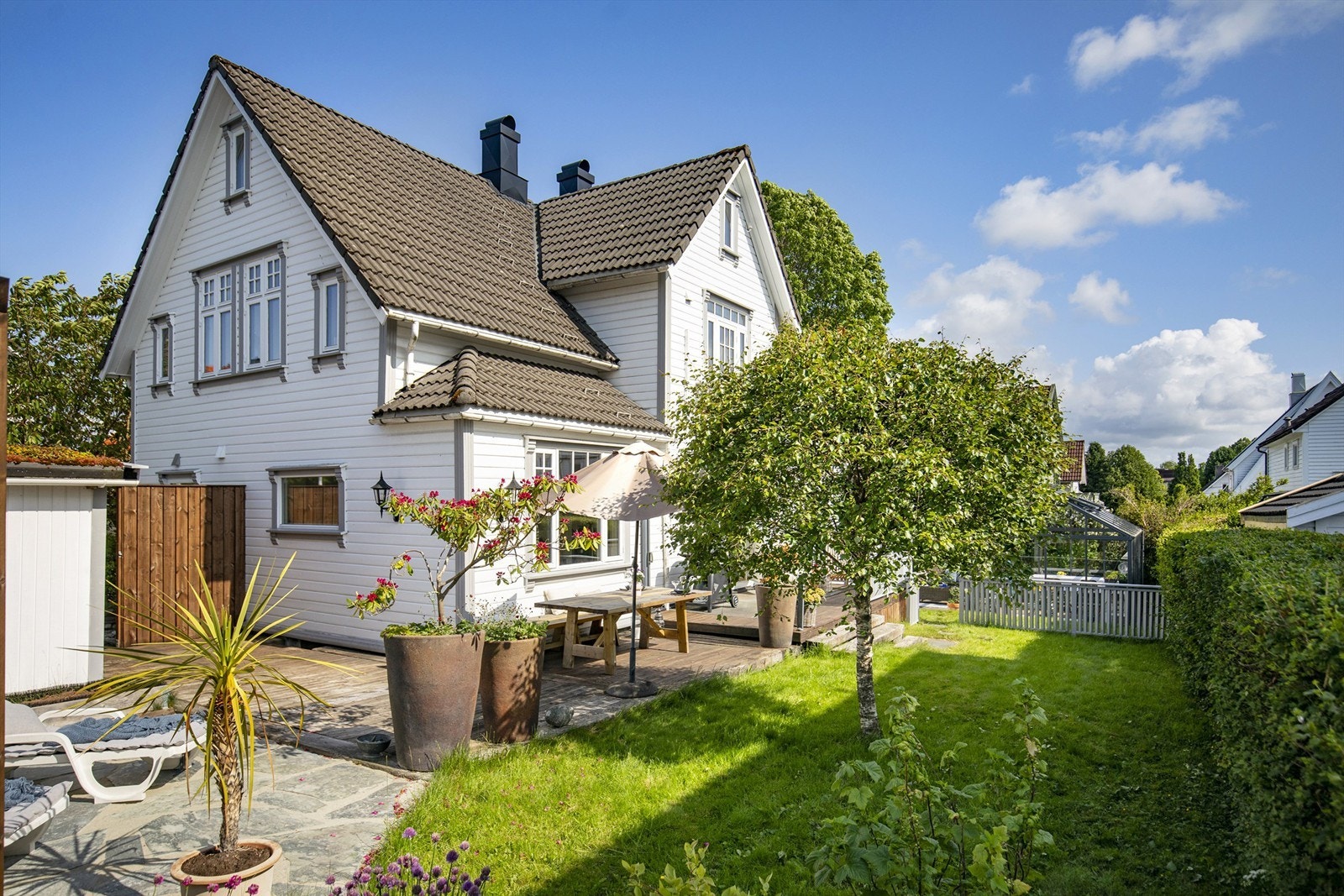 Huset ligger fint til på tomten, omkranset av grøntarealer. Galleribilde