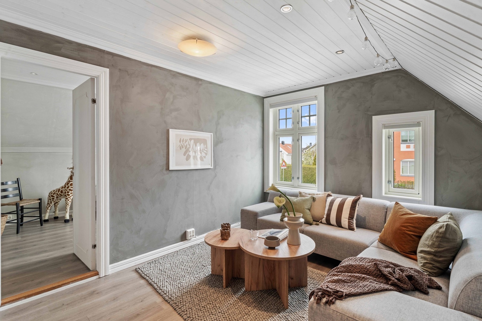 Loftstuen har en lun atmosfære med skråtak og panel i himlingen. Se punkt under ferdigattest. Galleribilde