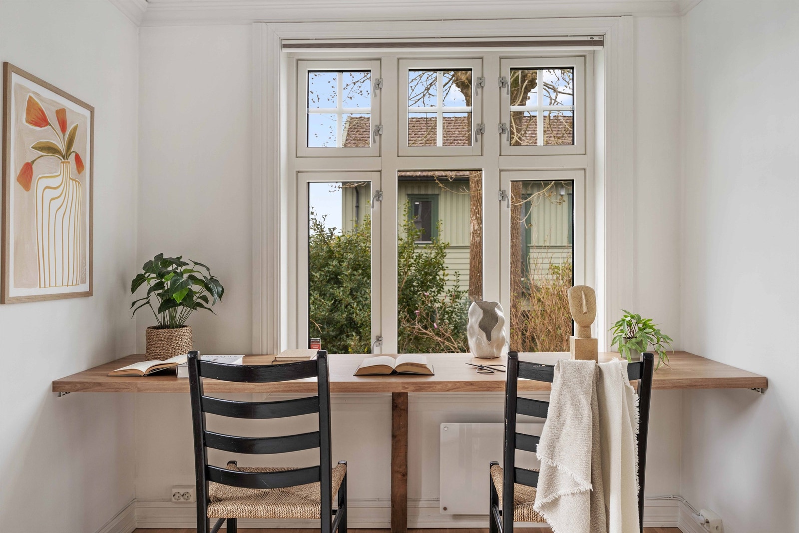 En smart løsning for hjemmekontoret, med rikelig dagslys fra de store vinduene. Galleribilde