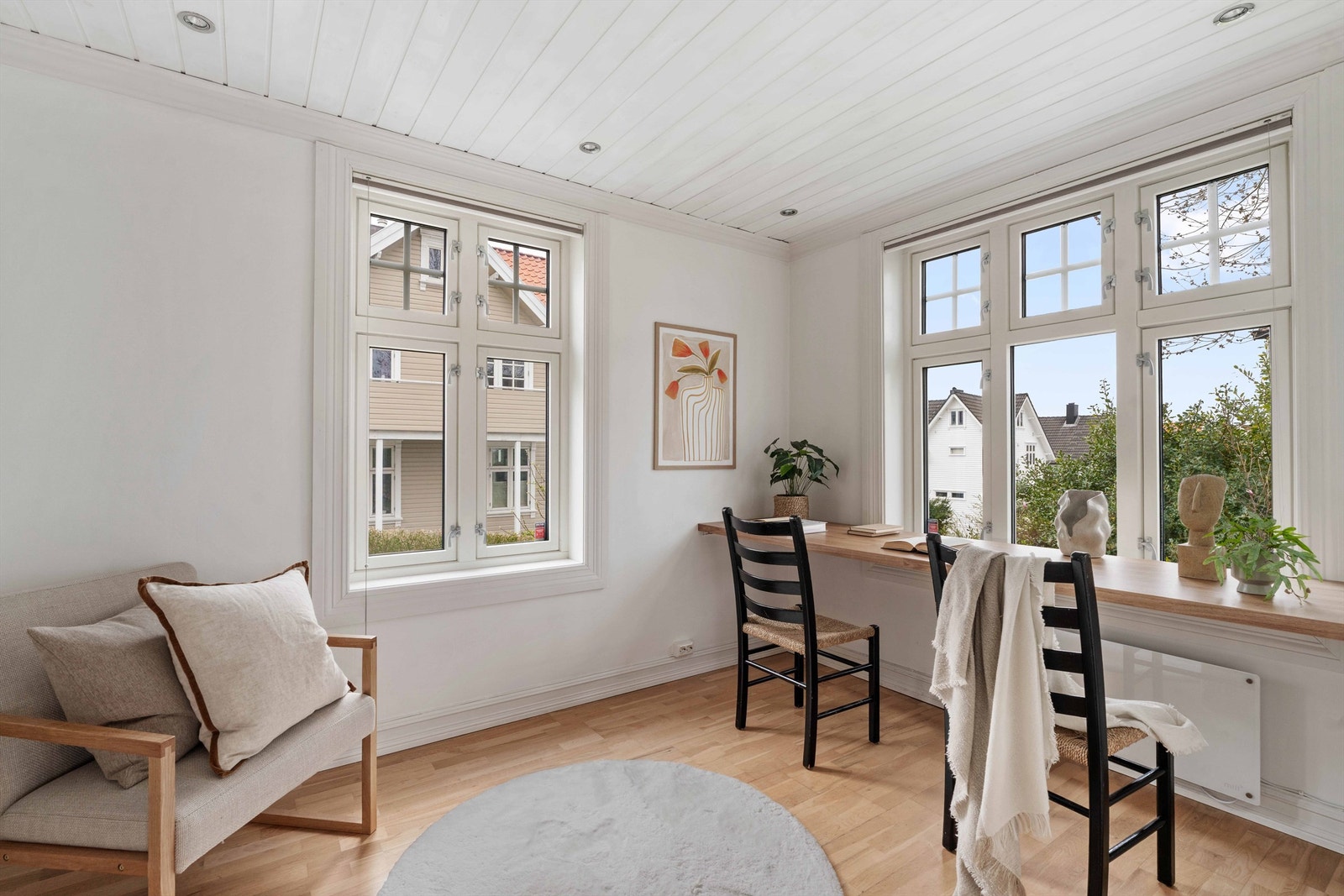 Dette rommet i første etasje er ideelt som kontor eller gjesterom, med en praktisk, vegghengt arbeidsbenk. Galleribilde