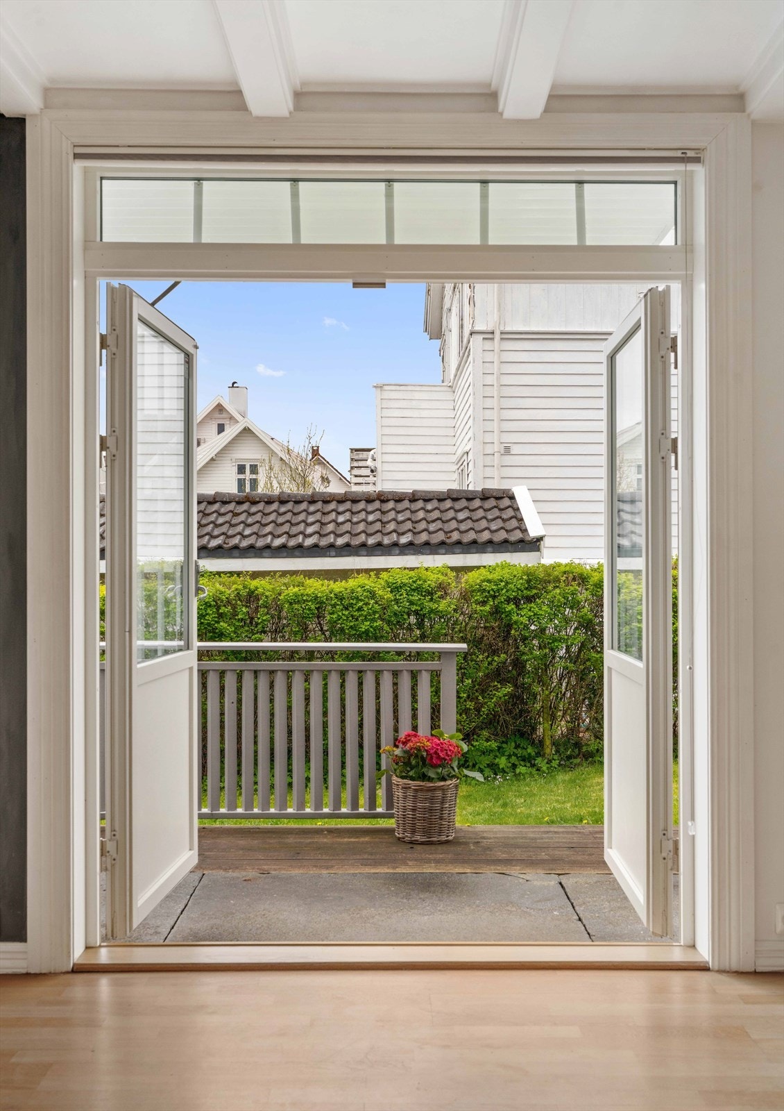 Fra stuen er det direkte utgang til en solrik terrasse som utvider oppholdsarealet på varme dager. Galleribilde