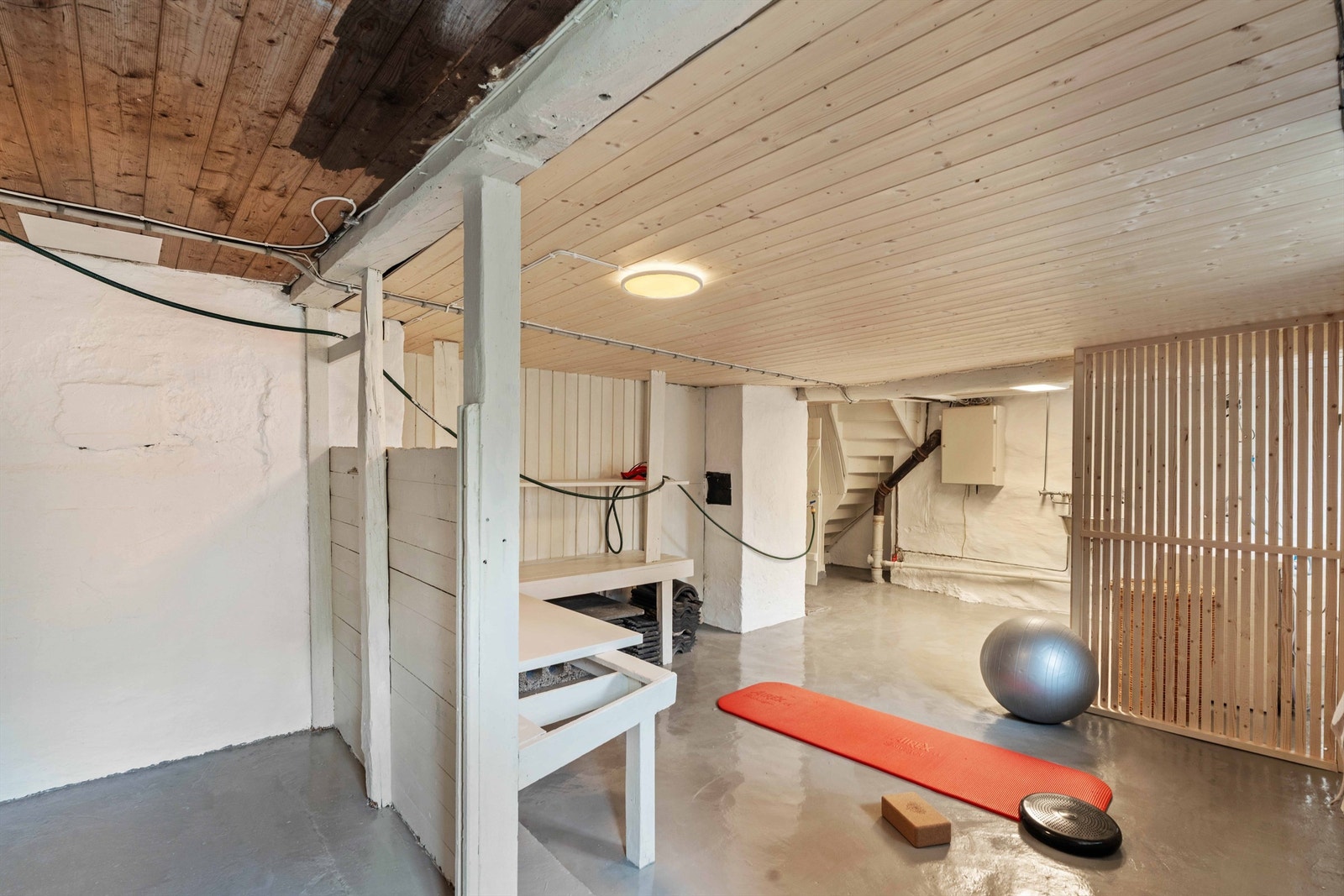 Etasjen har flere rom som egner seg godt til treningsrom eller verksted. Galleribilde