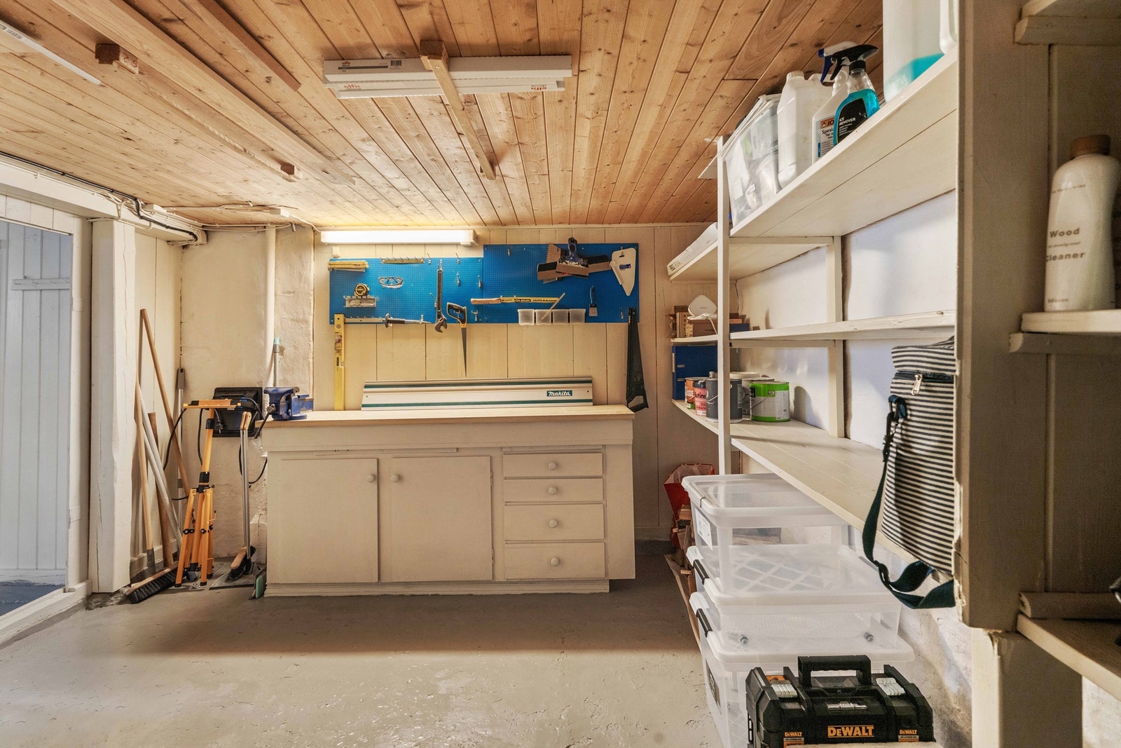 En av bodene er innredet med en praktisk arbeidsbenk. Galleribilde