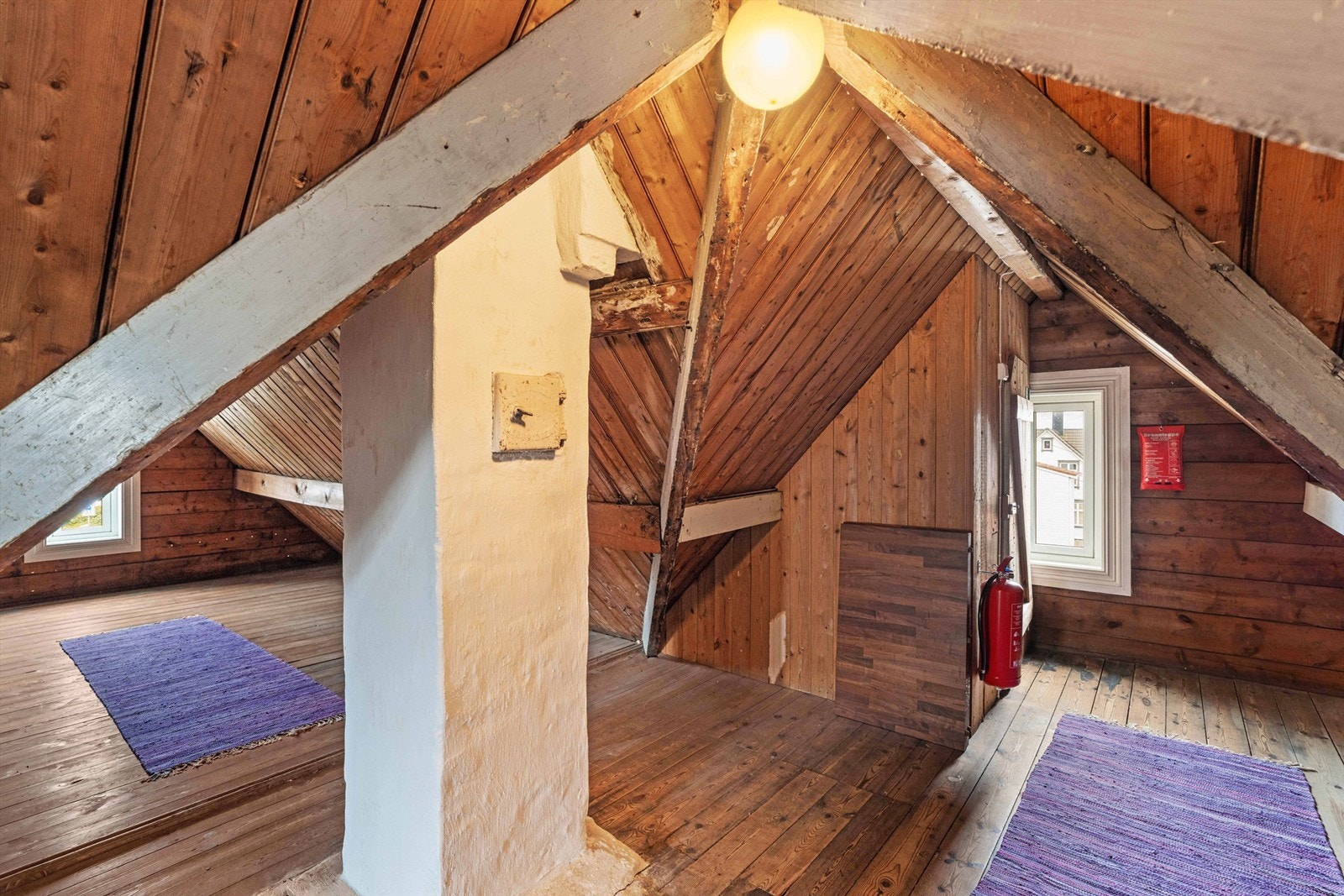 Loftet har adkomst via trapp og er kledd med panelbord. Galleribilde