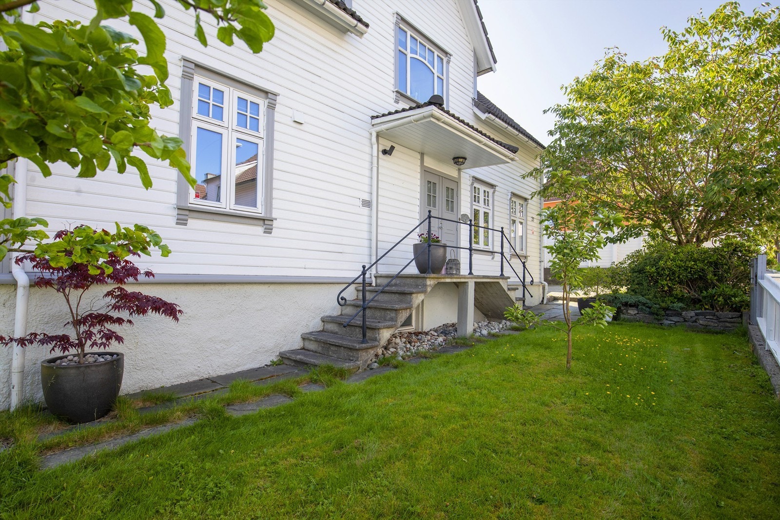 Hovedinngangen er plassert sentralt på fasaden. Galleribilde