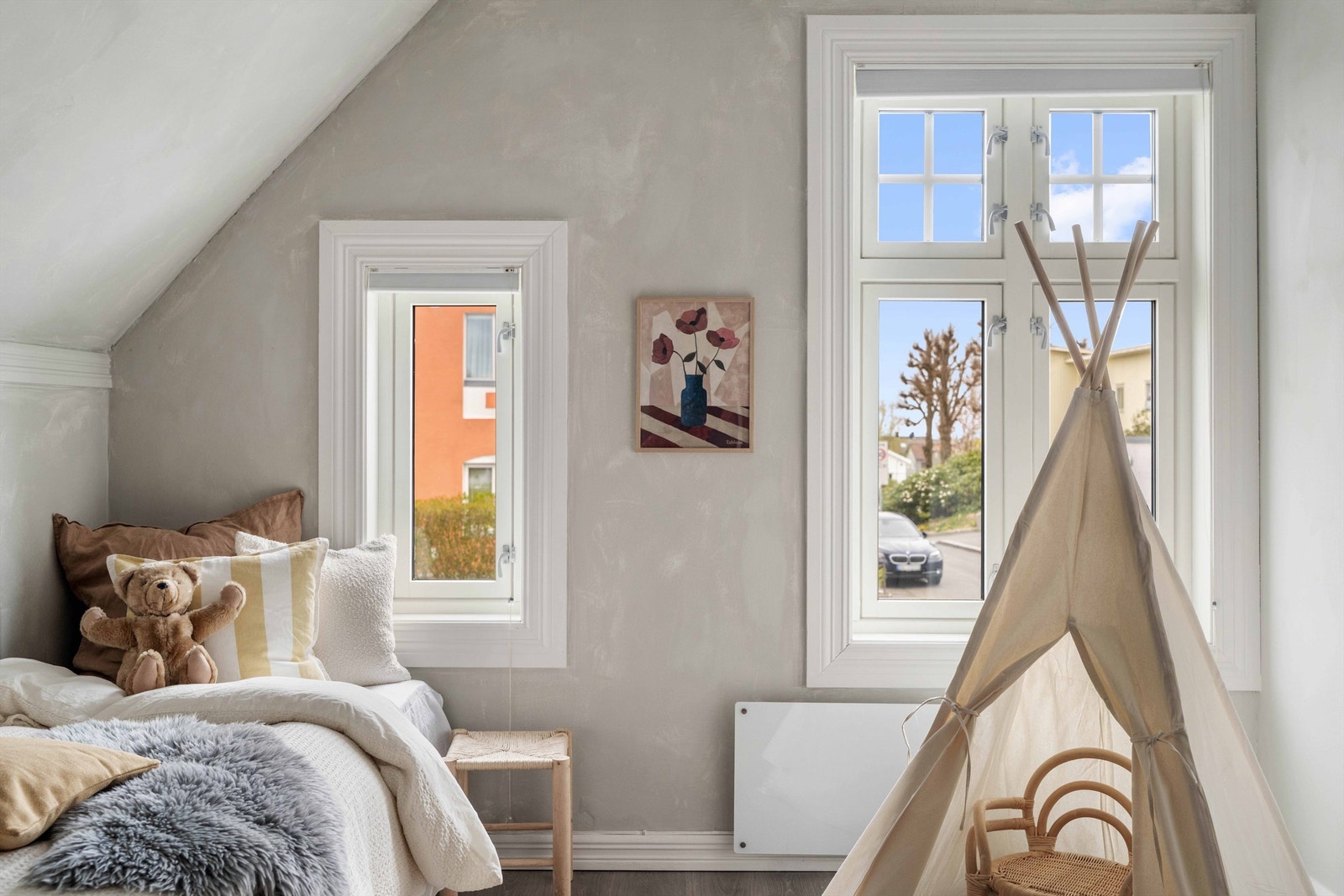 En hyggelig krok ved vinduet, perfekt som lesekrok. Galleribilde