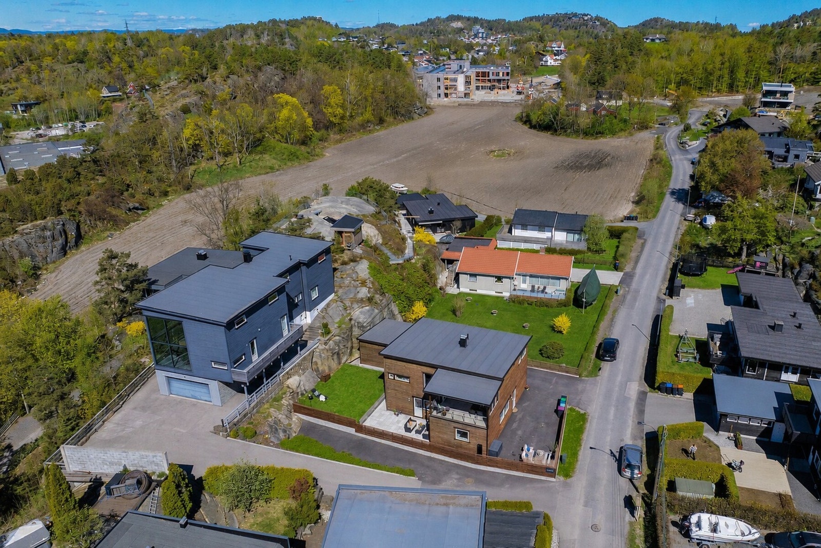 Meget barnevennlig beliggenhet i blindvei. Øverst i bildet ser man den nye barneskolen som står klar til skolestart høsten 2026. Galleribilde