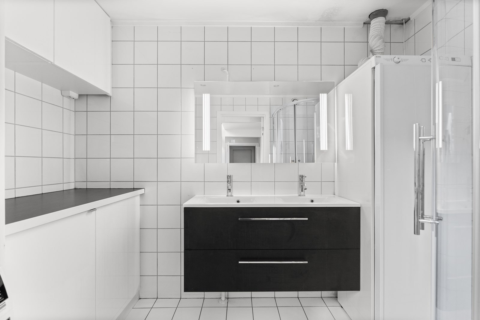 Helfliset bad i 1. etasje med varmekabler i gulv og downlights i himling. Opplegg og plass for vaskemaskin og tørketrommel Galleribilde