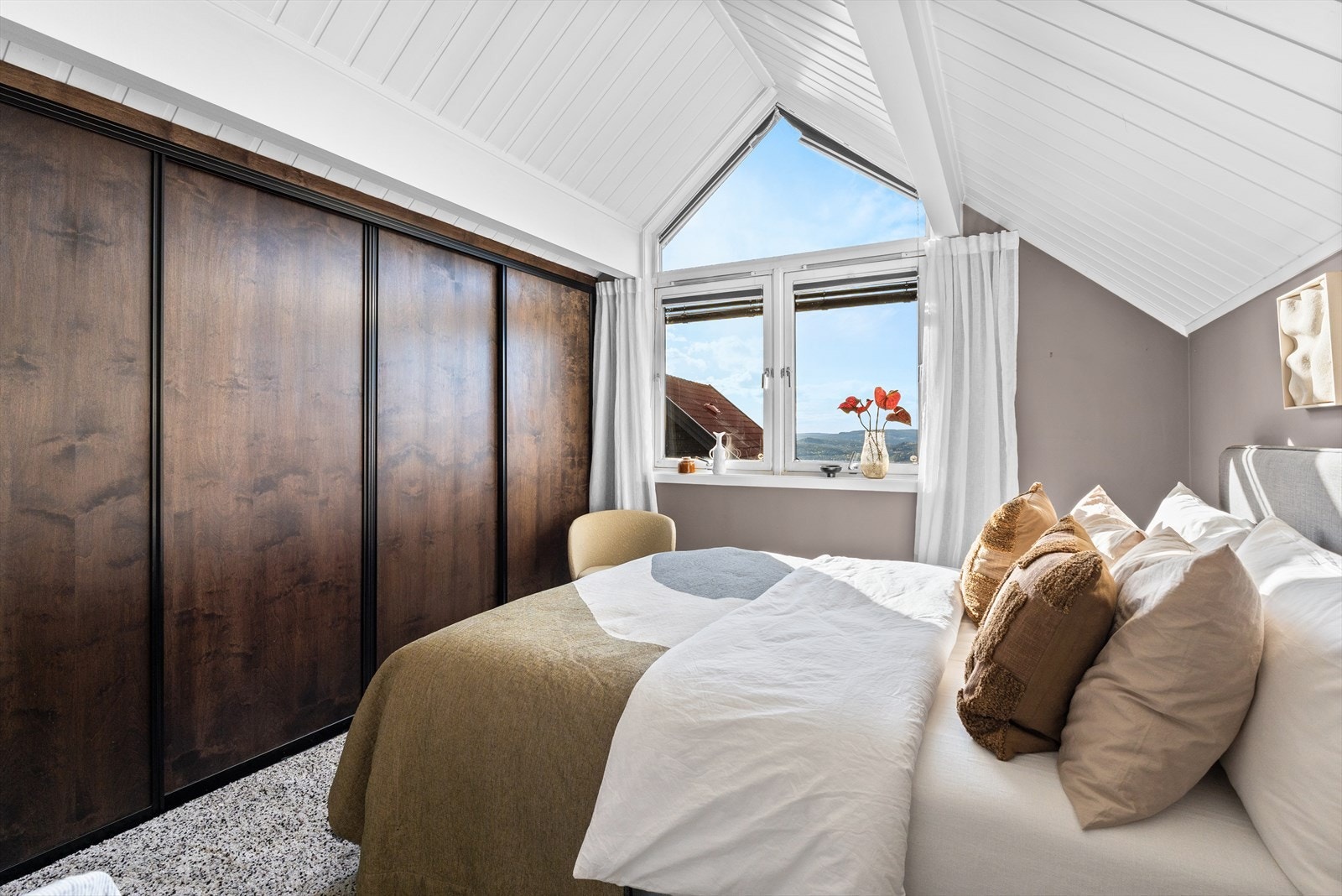 Stort og luftig rom i 3. etasje med stor skyvedørsgarderobe. Mønt himling, god romfølelse og store vindusflater. Rommet er byggemeldt som "loft" på originale tegninger og tilfredsstiller ikke nødvendigvis krav til varig opphold og soverom Galleribilde