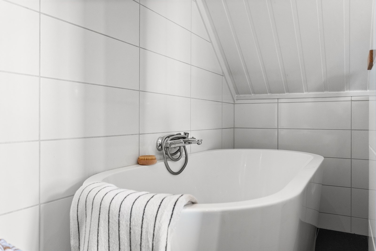 3. etasje er på godkjente tegninger byggemeldt som loft og bod. På et tidspunkt er det etablert/ombygget til soverom, bad og gang. Dette er ikke søkt om eller bruksendret Galleribilde