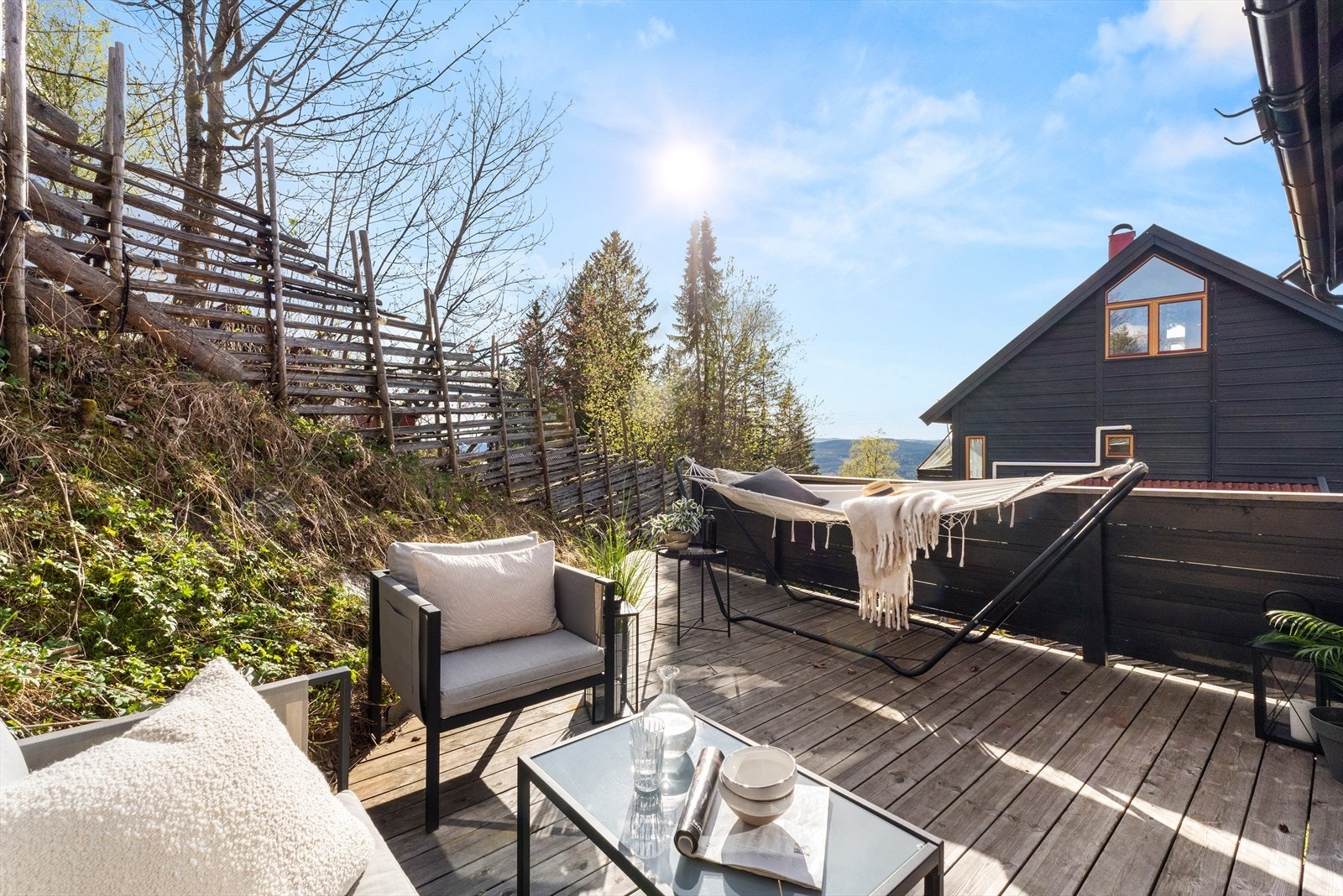 Terrassen har plass til en romslig sittegruppe, grill og beplantning Galleribilde