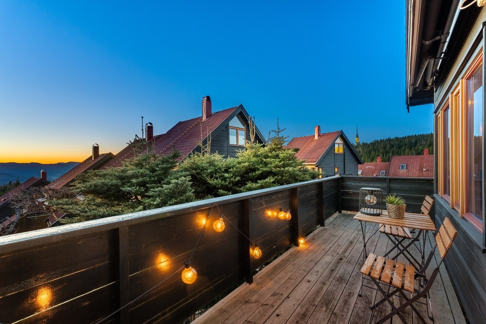 Idyllisk og familievennlig enebolig med inngjerdet hage, balkong, terrasse og garasje Galleribilde