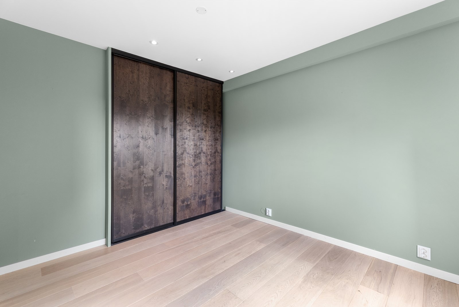 Romslig soverom i 1. etasje med skyvedørsgarderobe Galleribilde