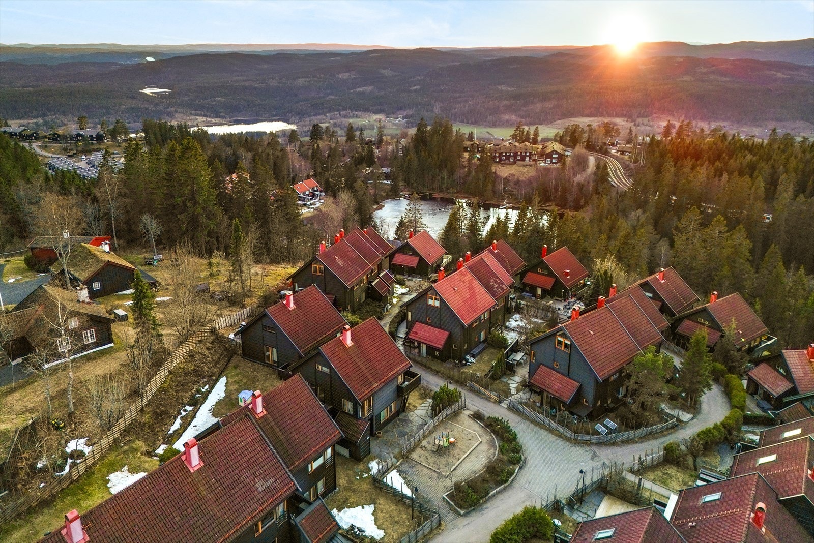 Beliggenheten gir en unik kombinasjon av hyttefølelse i ett med naturen og nærhet til byen - kun 25 minutter med T-banen til Majorstuen Galleribilde