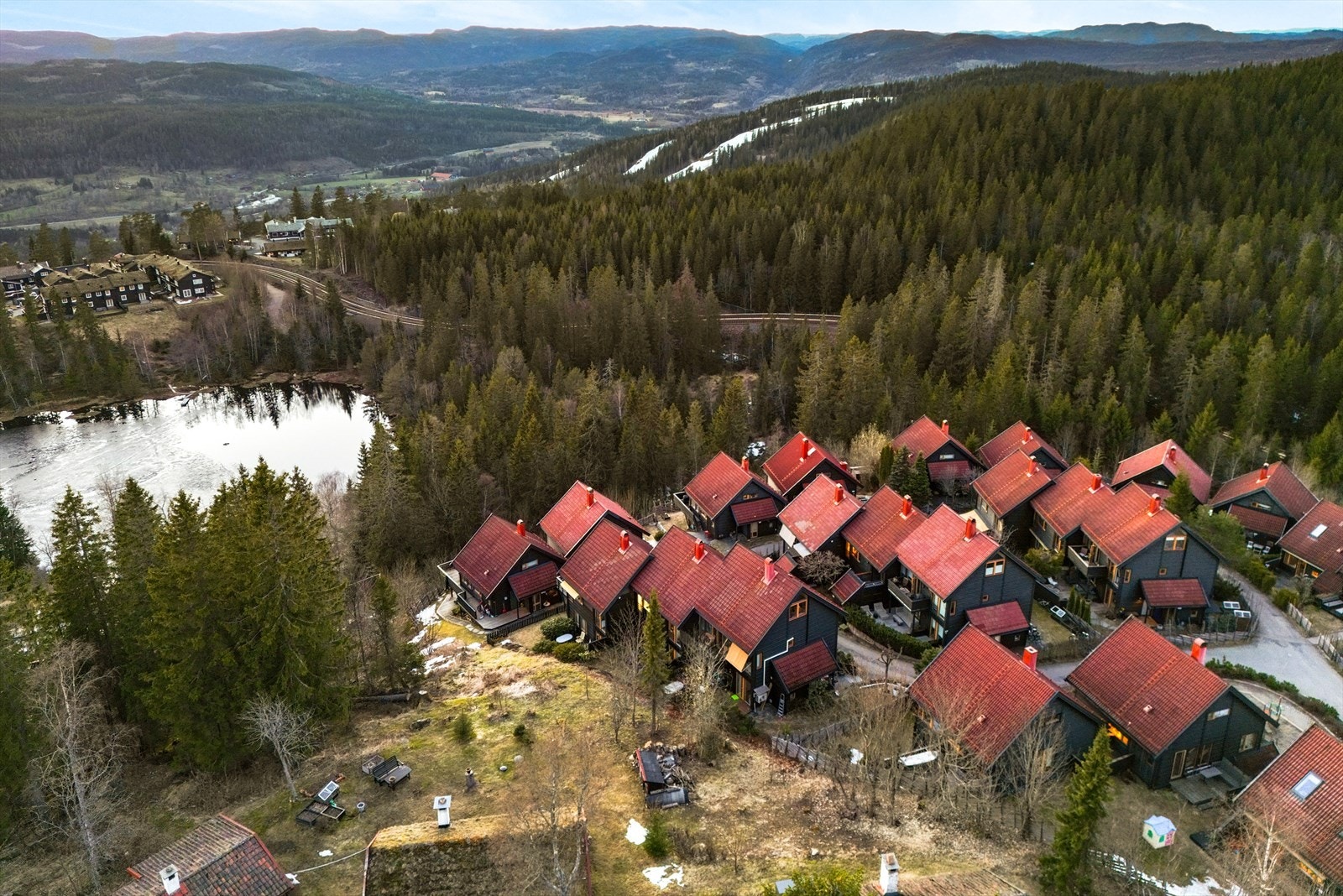 Vinterstid kan du spenne på deg skiene rett utenfor døren og velge mellom milevis med preparerte skiløyper og lysløyper. Sommerstid kan du utforske idylliske badevann som Øvreseter og Lillevann Galleribilde