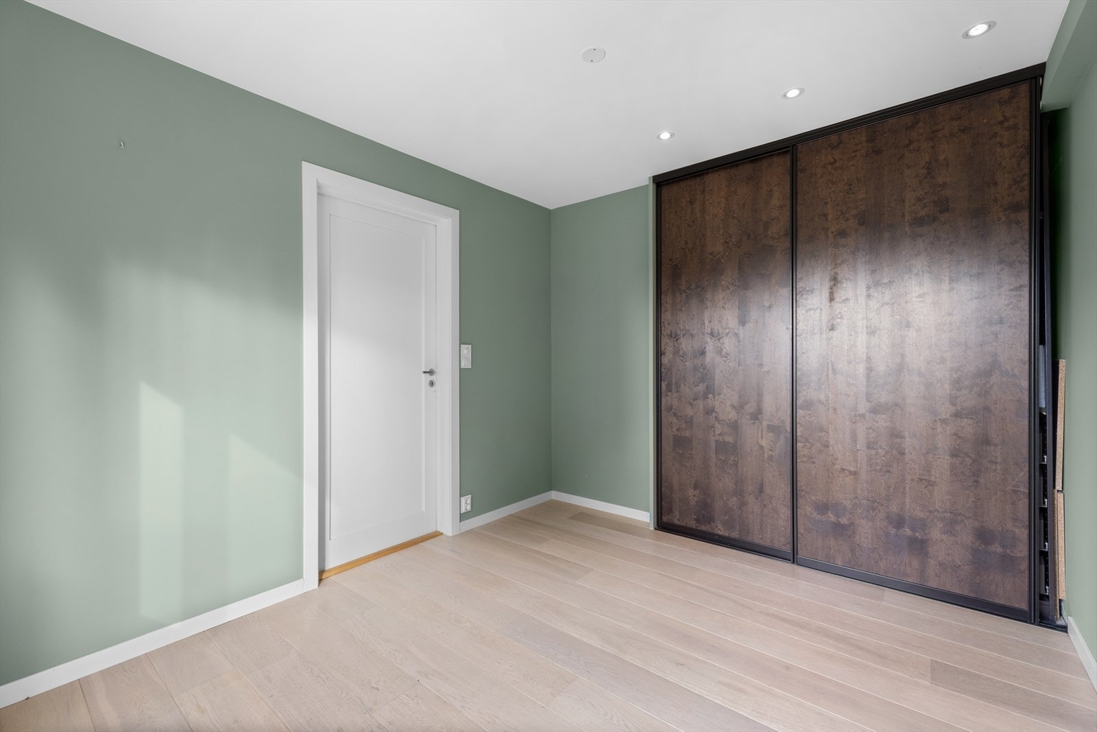 1-stavs parkett, malte veggflater og downlightsbelysning Galleribilde